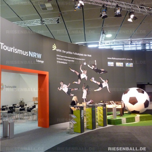 Riesen Fußball auf der ITB Berlin / Tourismus NRW