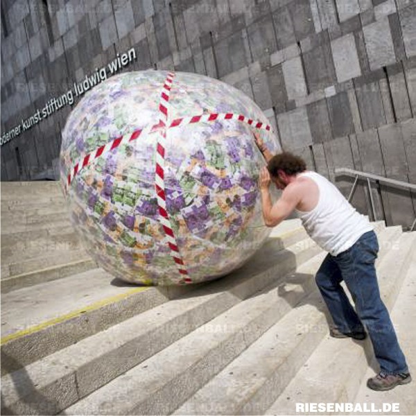 Social Impact mit Riesenball-Aktion in Österreich