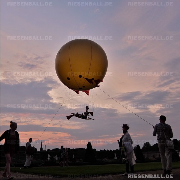 Theater Altrego setzt 300cm Heliball für Walk Act ein
