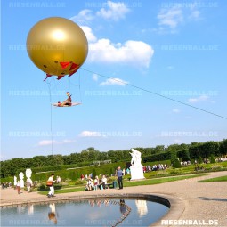 Theater Altrego setzt 300cm Heliball für Walk Act ein