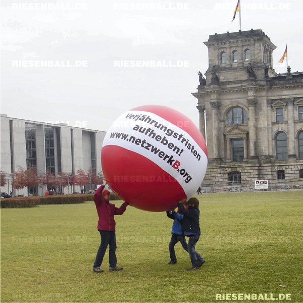 Eventball für netzwerkB vor dem Berliner Reichstag